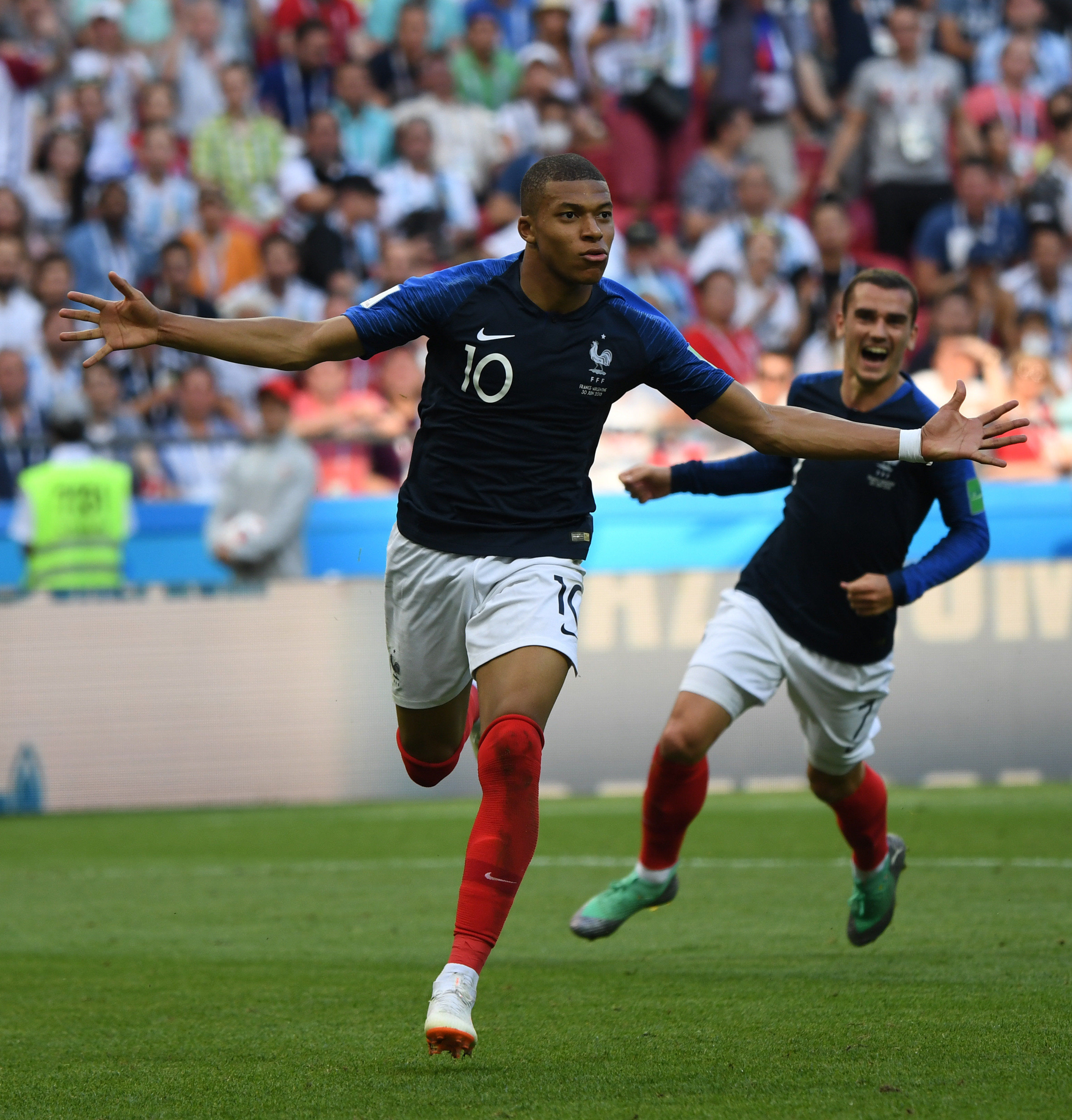 港队本月亚洲杯预选赛大名单：陈晋一领衔中超、中甲8将入选（香港队本月亚洲杯预选名单出炉：陈晋一领衔，中超中甲8人入选）