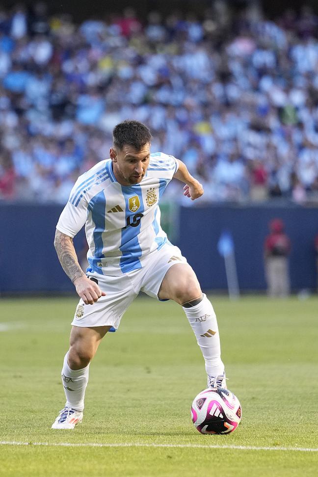 热议汪士钦红牌：对方踢人很隐蔽；染红动作太业余，狂性大发（汪士钦红牌引热议：对手隐蔽踢人遭质疑，染红举动显业余且情绪失控）