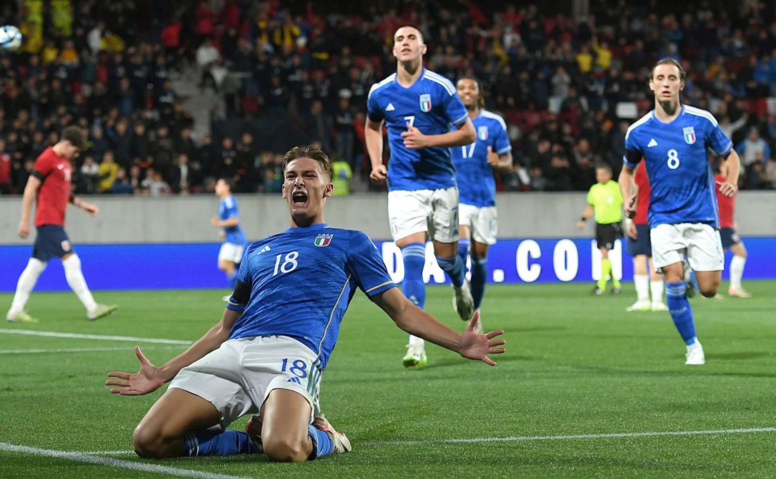 欧冠淘汰赛前瞻：拜仁客战巴黎,（欧冠淘汰赛看点：拜仁做客挑战巴黎）