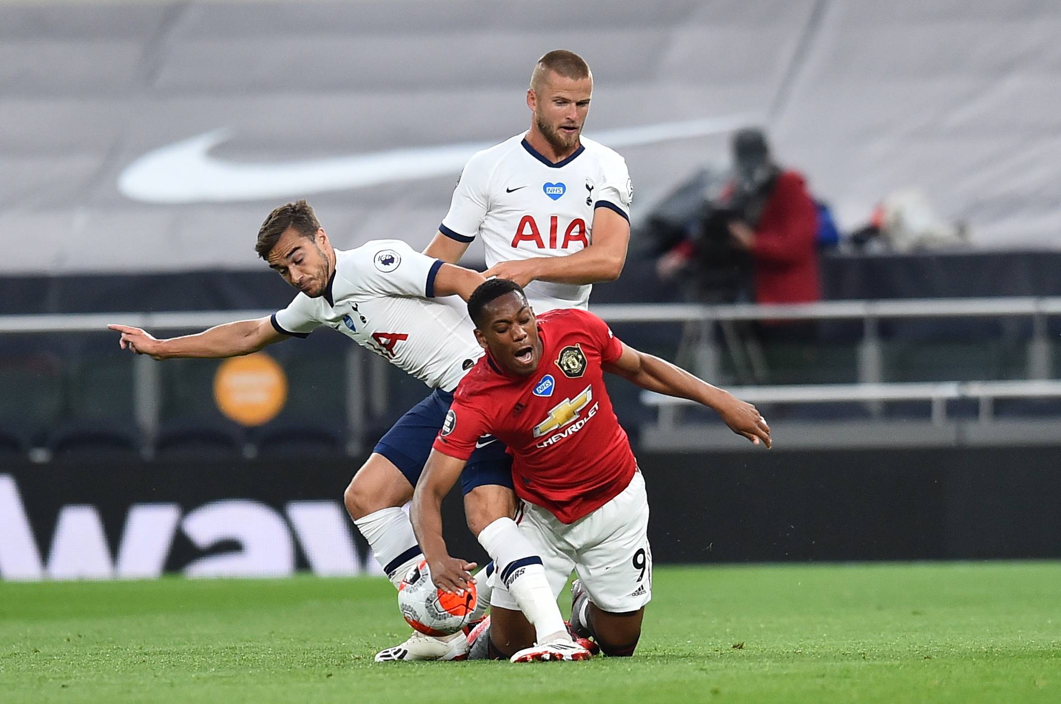 湖人浓眉哥篮下统治球队获胜（浓眉内线碾压助湖人告捷）