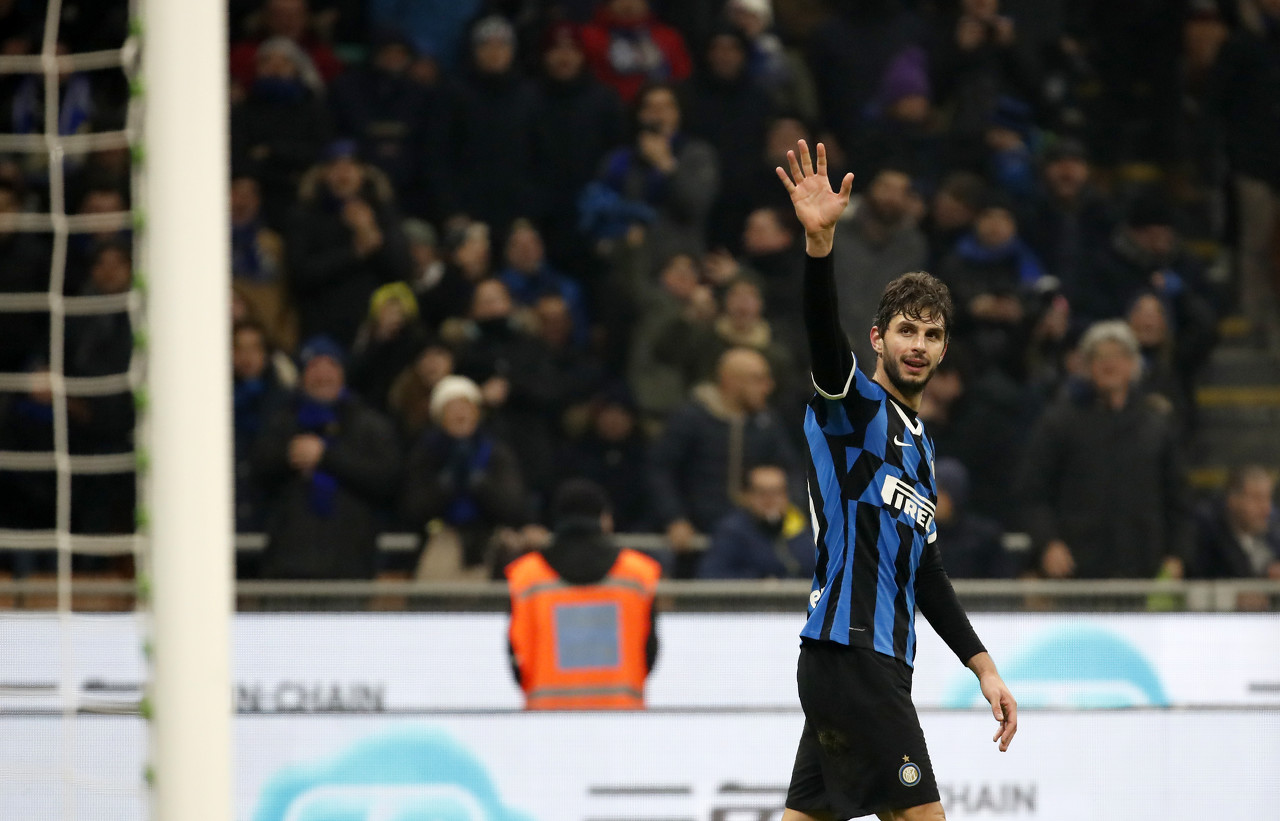 他是申花最被低估的球员，为俱乐部宁愿枯坐板凳，今年只出场一次（申花的隐形功臣，甘为球队坐冷板凳，本赛季仅登场一次）