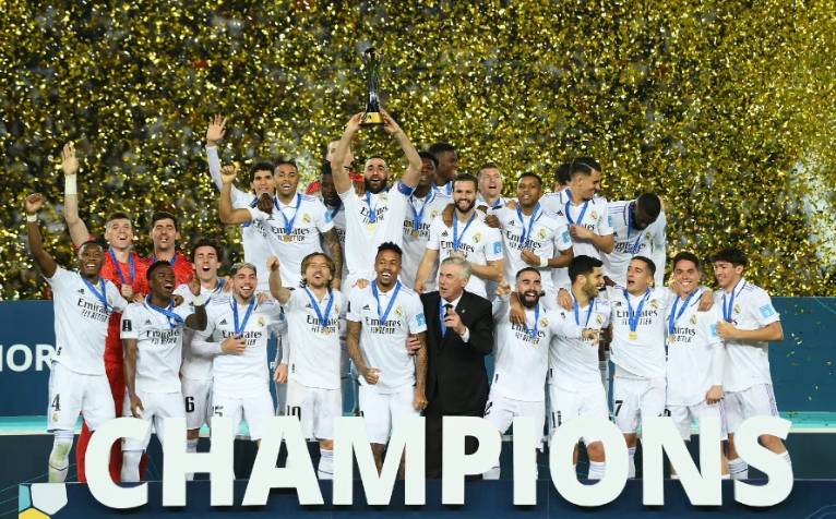 詹姆斯关键时刻稳住节奏（詹姆斯在关键时刻掌控节奏）