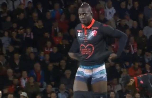 詹姆斯：亚当斯强的离谱，全队人加上教练组、安保才能卡住他（詹姆斯：亚当斯强到离谱，不把全队连同教练组和安保都拉上真拦不住）