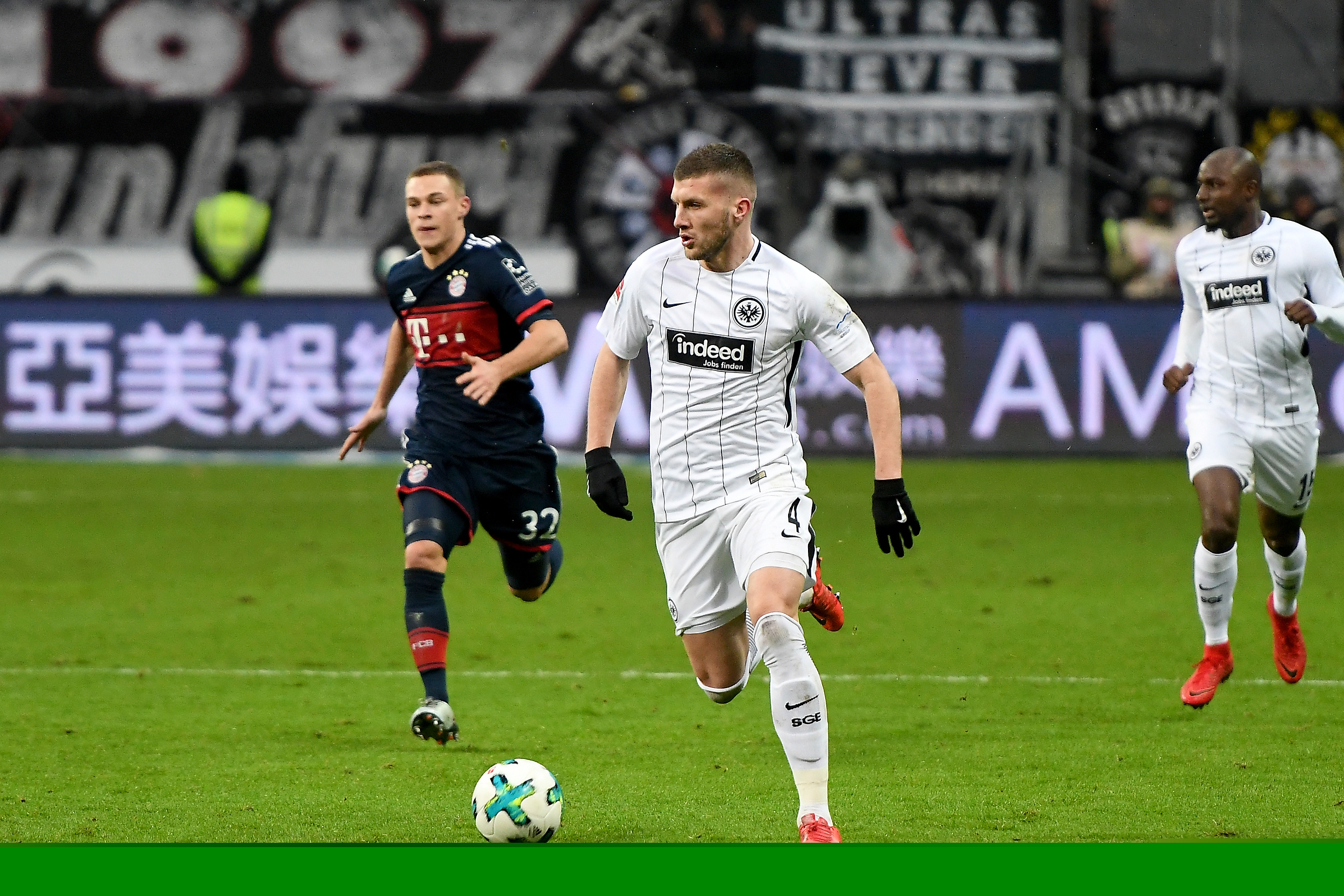 双喜临门，费尔明在巴萨一线队生涯百场里程碑中破门（双喜加身，费尔明巴萨一队第100场里程碑战破门）