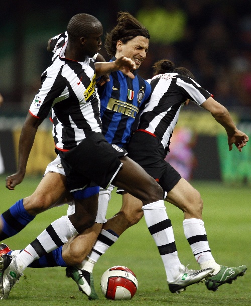 NBA常规赛战报：湖人客场险胜太阳,（NBA常规赛速递：湖人客场惊险击败太阳）