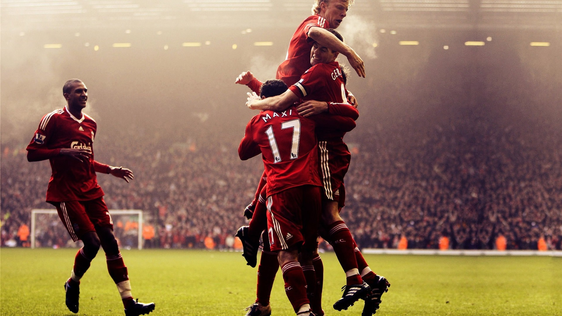 尤文大巴玻璃再次被洪水球迷砸碎！（尤文大巴车窗再度遭洪水球迷砸碎）