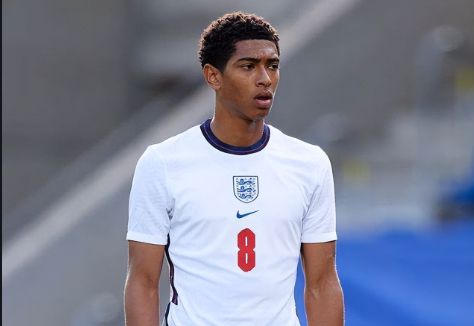 记者：多家豪门有意荷甲19岁中场斯密特，后者被标价2200万镑（多家豪门相中荷甲19岁中场斯密特，标价2200万英镑）