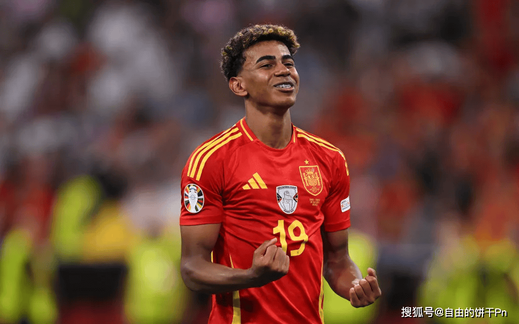 中超改跨年制，融入世界还是盲目跟风？（中超推行跨年赛制：迈向国际，抑或随波逐流？）