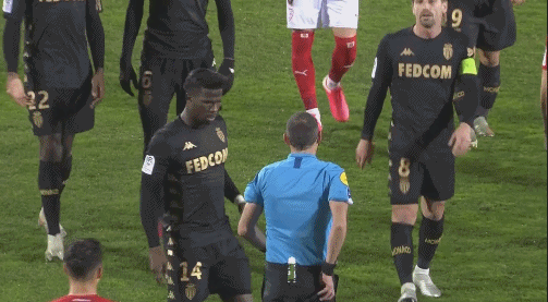 一日英超动向：曼城再具争冠实力，萨拉赫猛批斯洛特引发矛盾（英超一日观察：曼城重现争冠火力，萨拉赫怒斥斯洛特掀风波）