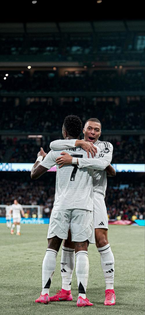 巴萨客战塞尔塔大名单：莱万领衔，孔德、亚马尔、德容在列（巴萨出征塞尔塔名单：莱万压阵，孔德、亚马尔与德容入选）